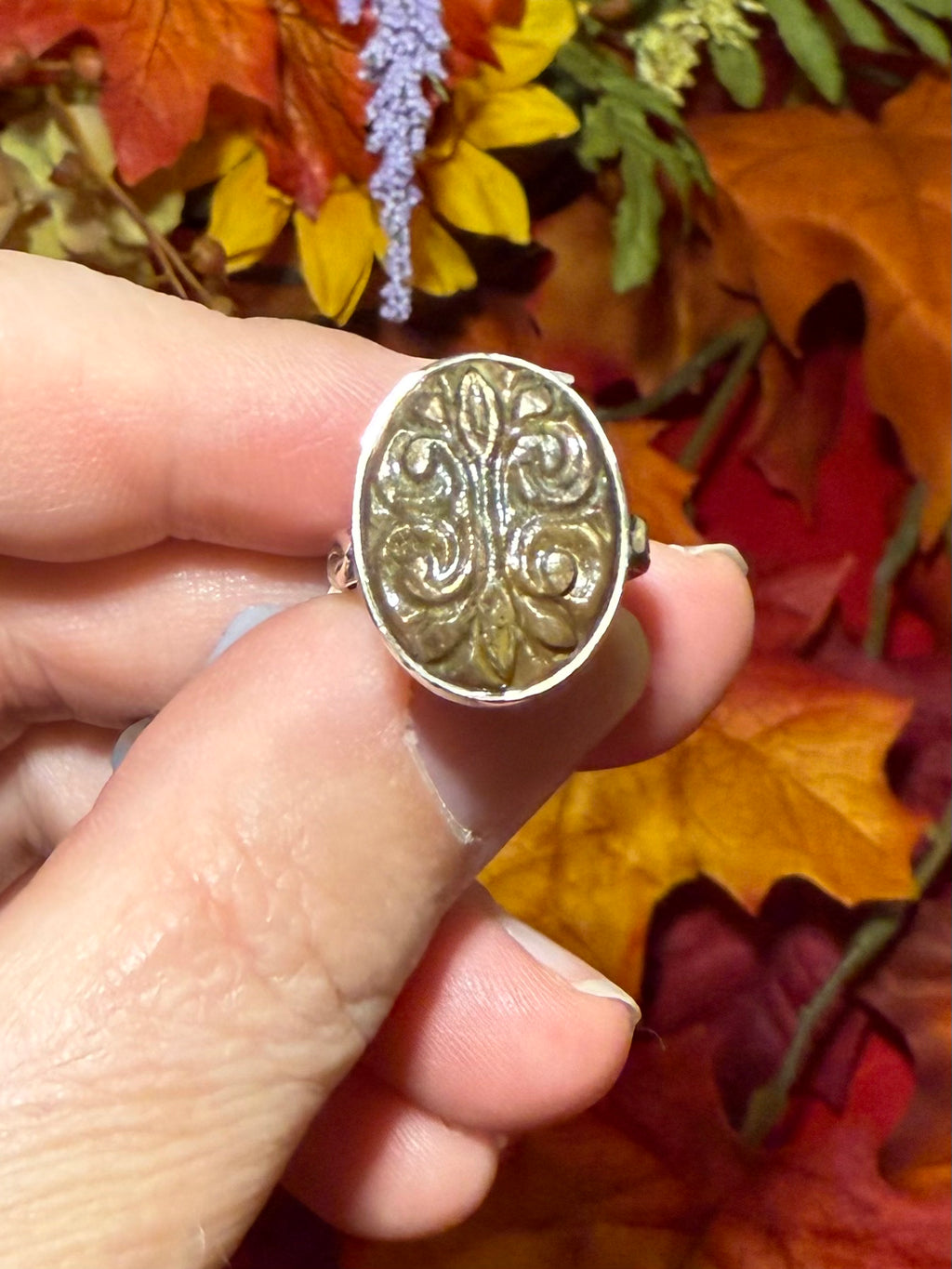 Carved Gold Sheen Sapphire Sterling Silver Embossed Band Ring, size 5-1/4